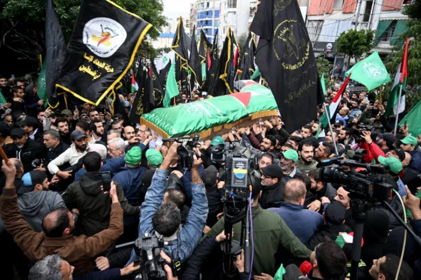 Pemakaman wakil ketua Hamas Saleh al-Arouri, yang dibunuh oleh serangan pesawat tak berawak Israel minggu ini di Beirut [Houssam Shbaro/Anadolu via Getty Images]).