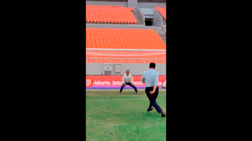 Anies dan Ridwan Kamil duel adu penalti di Jakarta Internasional Stadion.  (Foto: tangkapan layar)