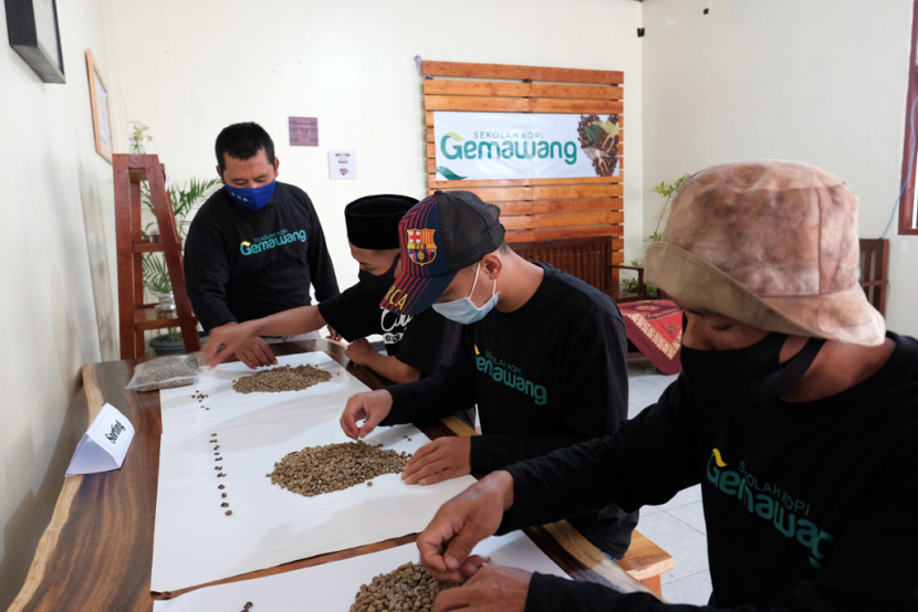 Belajar kopi di Sekolah Kopi Gemawang. (Foto: dok media center temanggung)