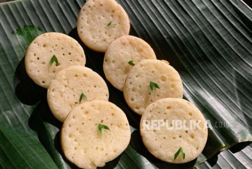 Kue apem salah satu kue khas Betawi. Foto: Republika/Indira Rezkisari