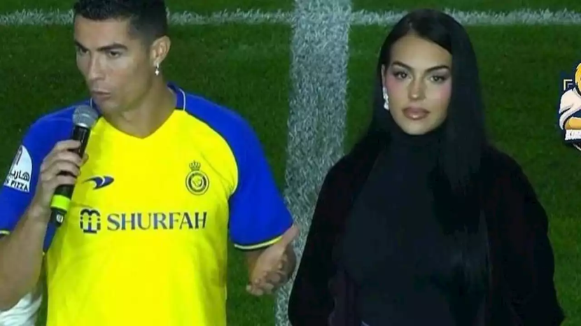 Cristiano Ronaldo dan kekasihnya Georgina Rodriguez. Arab Saudi disebut akan menutup mata dengan status Ronaldo yang hidup bersama tanpa menikah dengan kekasihnya. Foto: Tangkapan layar.