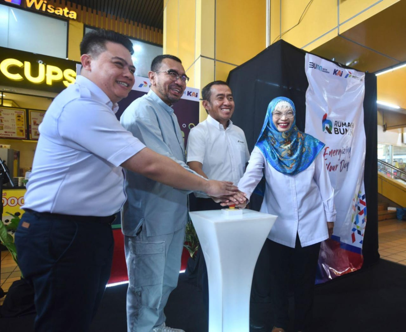 Pertamina-KAI meresmikan vending machine Pertamina berisi produk UMKM di Stasiun Gondangdia, pada Senin (22/1). (Dok. Matapantura.republika.co.id)