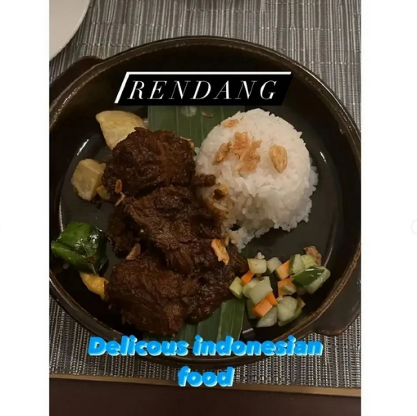 Instagram Story Mesut Ozil memuji rendang sebagai makanan enak dari Indonesia. Foto: Instagram.