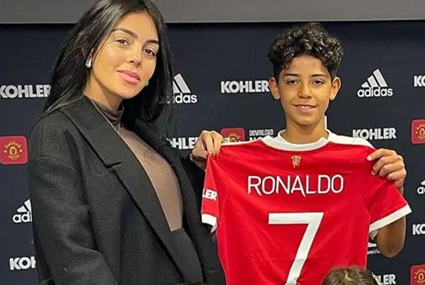 Cristiano Ronaldo Jr bergabung ke akademi MU (Manchester United). Usianya 11 tahun. Foto: Instagram @georginagio