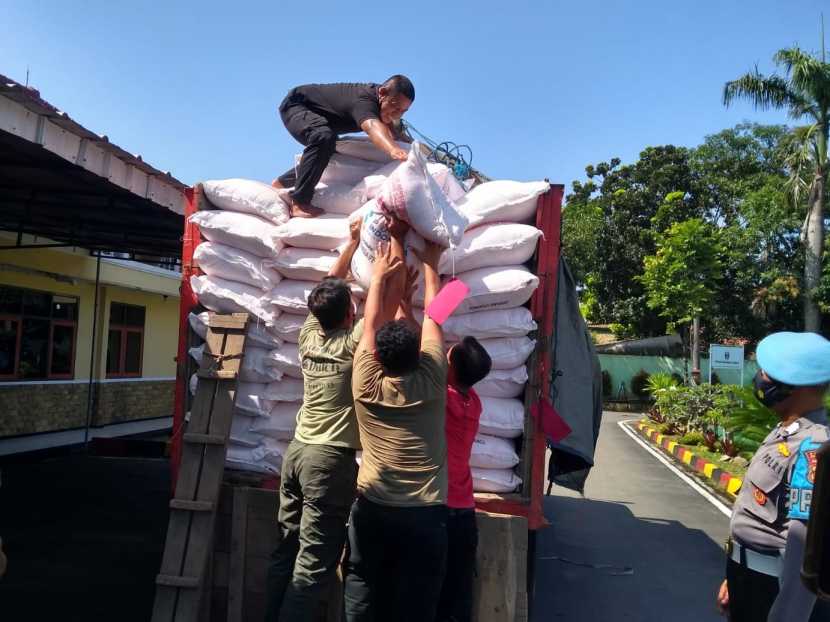 Polres Indramayu mengamankan pupuk urea bersubsidi. (Lilis Sri Handayani)