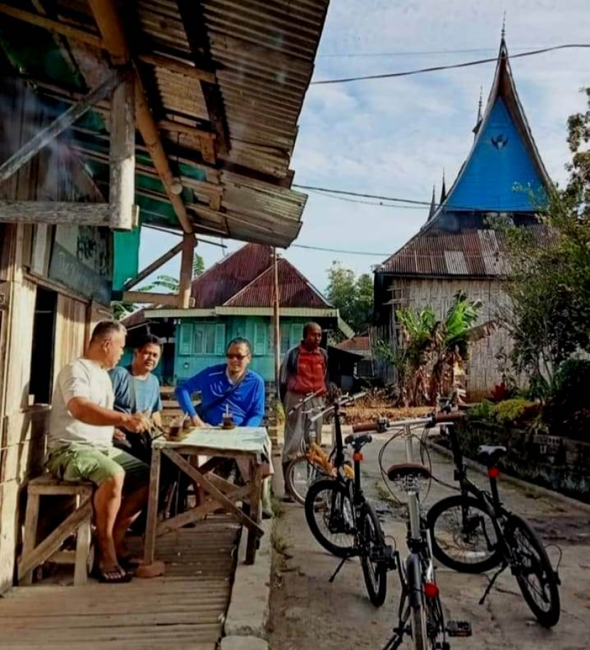 Ngopi pagi di Nagari Kapau, Kabupaten Agam, Sumatra Barat (foto: dokumentasi syafiril erman),