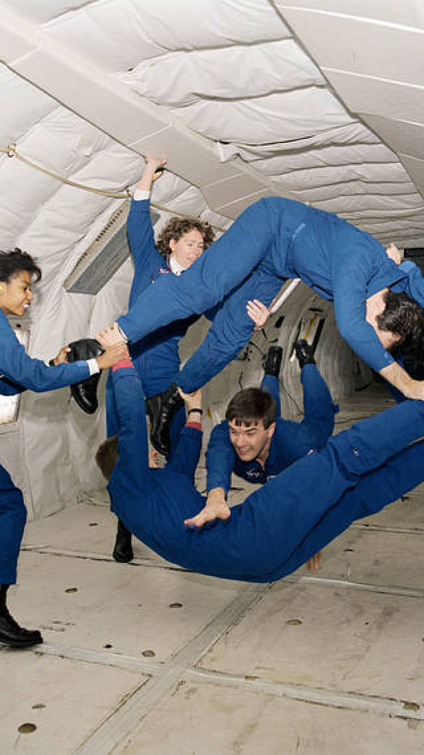 Para astronot dalam keadaan mikrogravitasi. Gambar: NASA