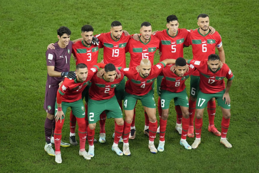 Tim Nasional Maroko berposes sebelum pertandiangan 16 besar Piala Dunia 2022 melawan Spanyol. (AP Photo/Ricardo Mazalan)