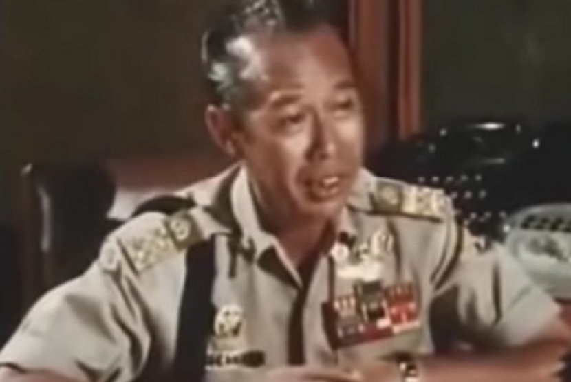 Jenderal Polisi Hoegeng Imam Santoso. Sukarno Tertawa Mendengar Permintaan Aneh Jenderal Hoegeng ke Orang Belanda. Foto: Tangkapan layar Youtube.