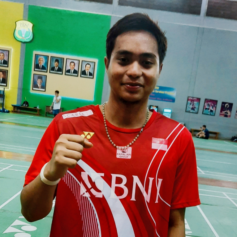 Pelatih dan para pemain ganda putra 'ngeledekin' Rahmat Hidayat saat diwawancara sebagai pasangan baru Kevin Sanjaya Sukamuljo.