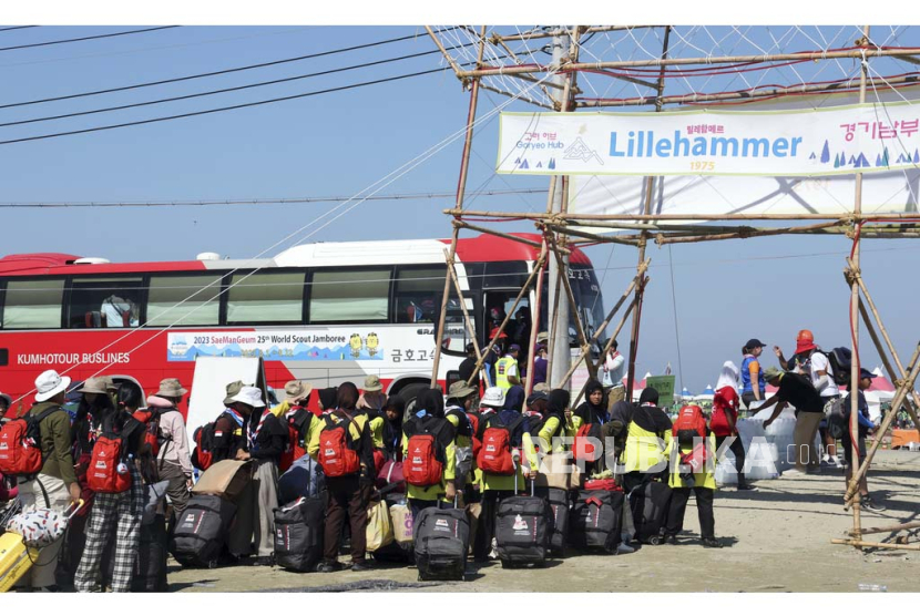 Peserta Jambore Pramuka Dunia dievakuasi dari lokasi perkemahan di Buan, Korea Selatan, Selasa (8/8/2023). (Na Bo-bae/Yonhap via AP)