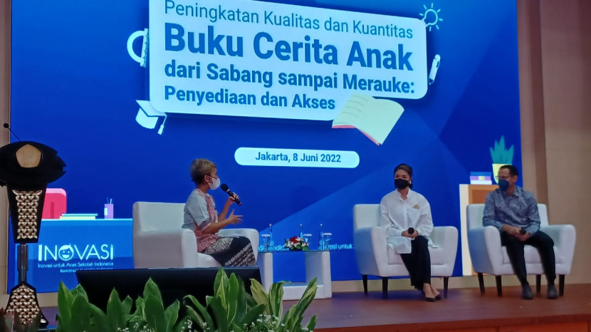 Pasangan Nadiem Makarim dan Franka Franklin diwawancarai oleh Nila Tanzil, pendiri Taman Bacaan Pelangi, pada Rabu (8/6) di Jakarta.