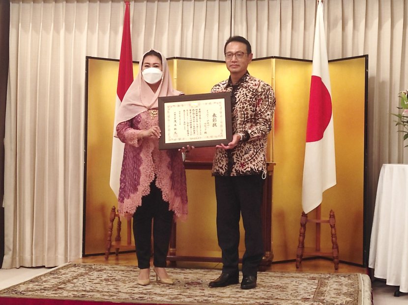 Duta Besar Jepang untuk Indonesia Kanasugi Kenji (kanan) menyerahkan penghargaan kepada Yenny Wahid, Kamis (16/6) (Dok. Kedubes Jepang di Jakarta)