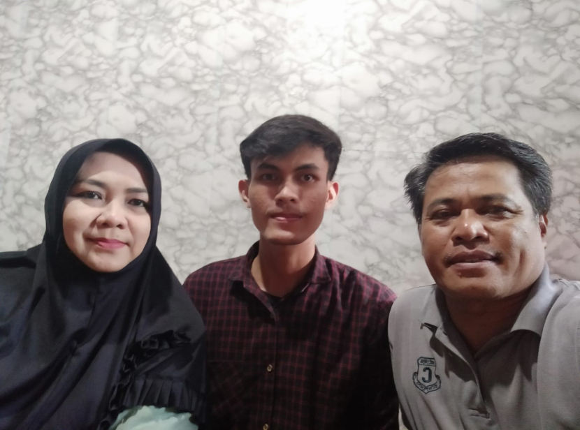 Penerima Beasiswa Cemerlang BRI Institute, Muhammad Farhan, bersama kedua orang tuanya (Ma'mun dan Siti Fatimah). (Foto: Istimewa) 