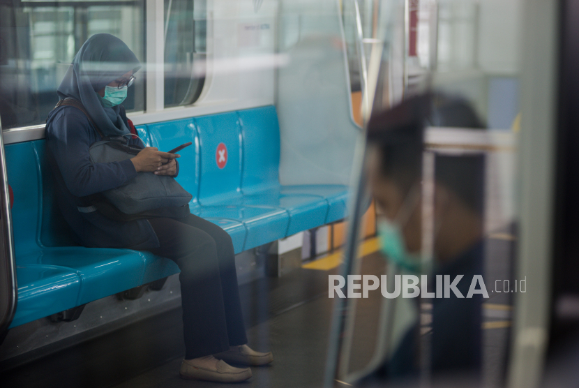 Pengguna transportasi publik menggunakan masker. Hore! Sekarang Naik Angkutan Umum Boleh Lepas Masker. Foto: Republika/Thoudy Badai