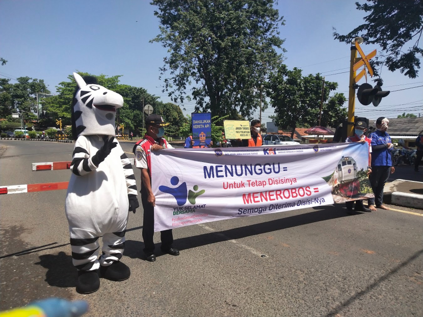 Kampanye tertib dan disiplin berlalu lintas di perlintasan sebidang. (Foto: Dok. Humas PT KAI)