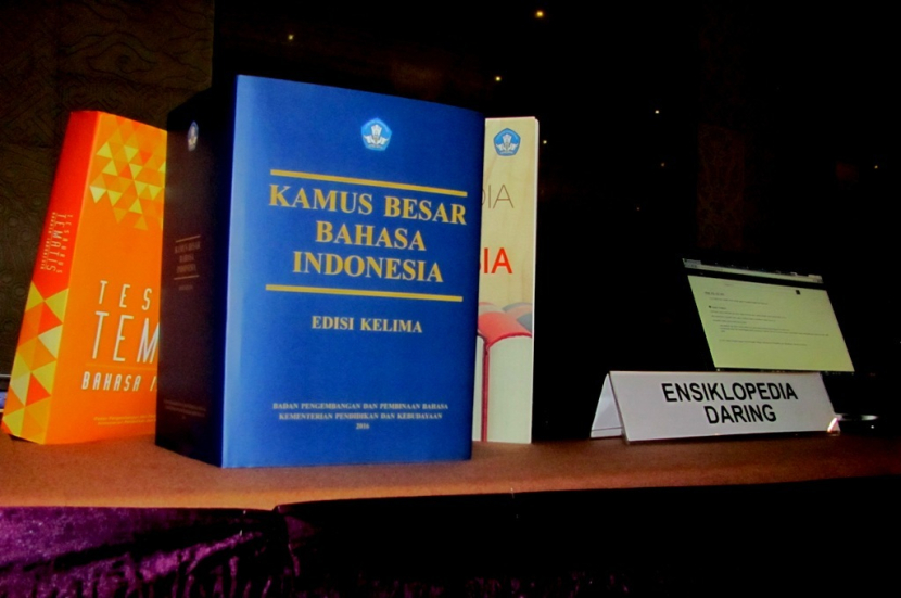 Kamus Besar Bahasa Indonesia (KBBI) mencatat kata-kata bahasa Indonesia. Di antaranya, ada kata yang dibaca berbeda dengan tulisannya. Jika ada yang membaca sesuai tulisannya, pembacanya akan ditertawakan.