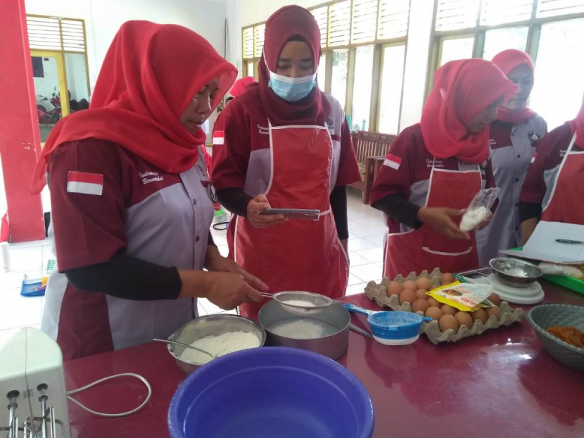 Peserta bekerja sama membuat kue dalam pelatihan program Peri di Kecamatan Sukagumiwang. (Lilis Sri Handayani/Republika)