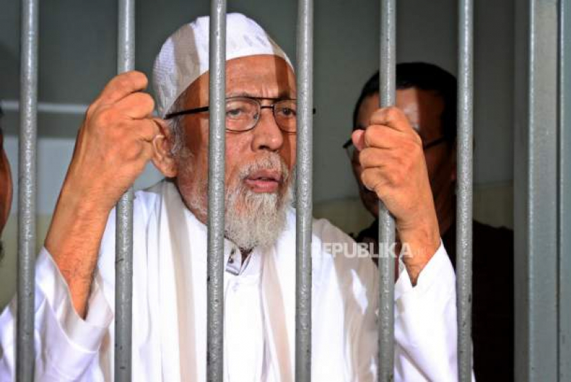 Abu Bakar Baasyir menunggu persidangan pada 2011. (Edwin Dwi Putranto/Republika)