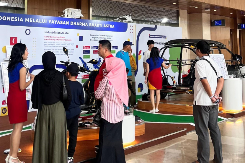 Para pengunjung Pameran Gaikindo Indonesia International Auto Show (GIIAS) 2024 di Booth Yayasan Dharma Bhakti Astra (YDBA) di Pre Function Hall 1 ICE, BSD, 