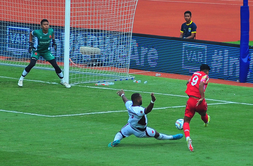 Striker Persis Solo Ramadhan Sananta (kanan) menendang bola ke arah gawang PSM Makassar pada laga kedua matchday Piala Presiden 2024 antara Persis Solo melawan PSM Makassar di Stadion Si Jalak Harupat, Senin (22/7/2024). Gol Sananta ini menjadi gol tercepat sepanjang masa gelaran turnamen pramusim Piala Presiden.