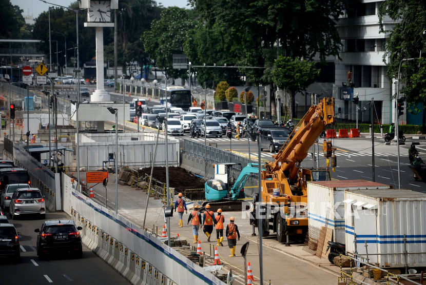 Pembangunan proyek MRT Jakarta Fase 2 di kawasan Jl MH Thamrin beberapa waktu lalu.
