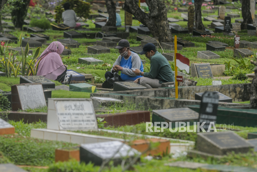 Ziarah kubur. Orang Muhammadiyah disebut anti-ziarah kubur atau nyekar. Foto: Republika.