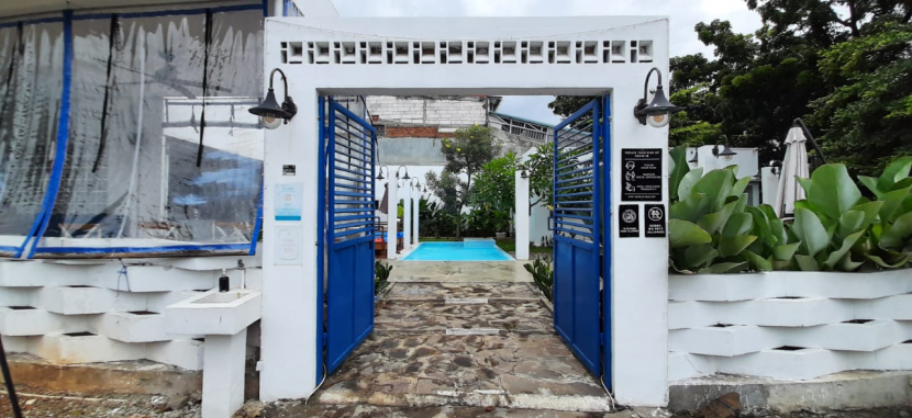 Di Bearsama Pool and Cafe memiliki nuansa mediterania dengan kolam renang di tengah-tengahnya.