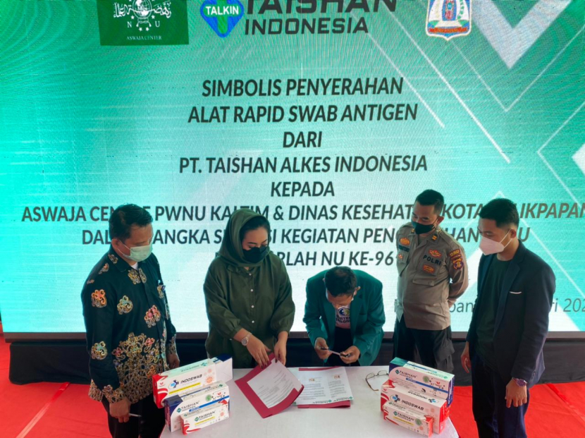 Seribu alat rapid test antigen diserahkan secara simbolis di Balikpapan, Ahad (30/1). Foto: Istimewa