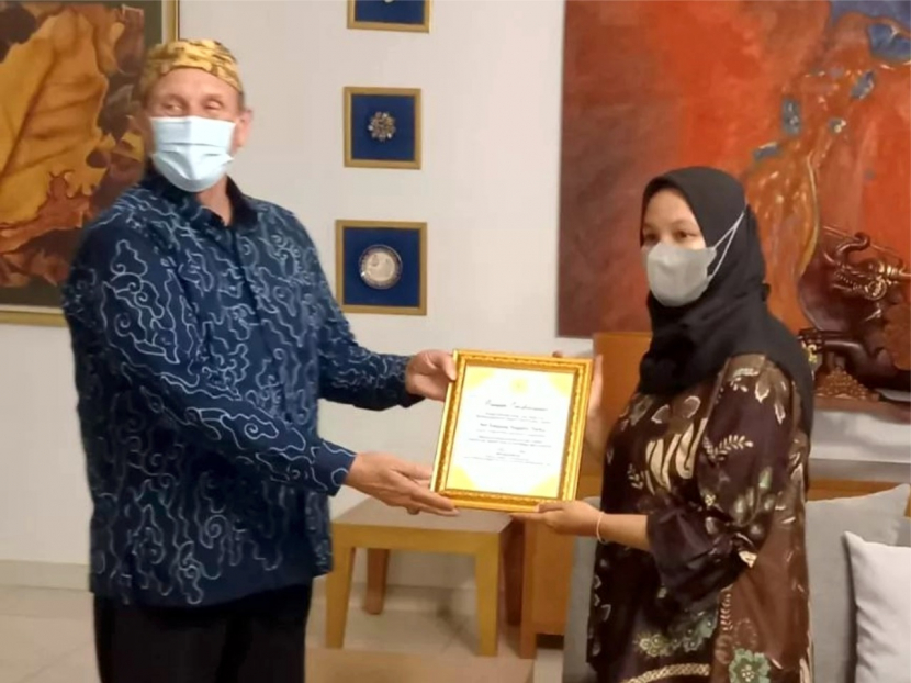 Sri Tanjung Sugiarti Tarka saat menerima penghargaan. (Dok Diskominfo Kabupaten Indramayu)