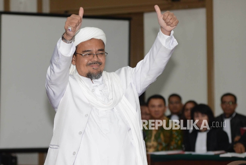 Habib Rizieq Shihab (HRS). Mantan ketua Front Pembela Islam (FPI), Habib Rizieq Shihab dinyatakan bebas bersyarat, Rabu (20/7/2022). Foto: Republika.