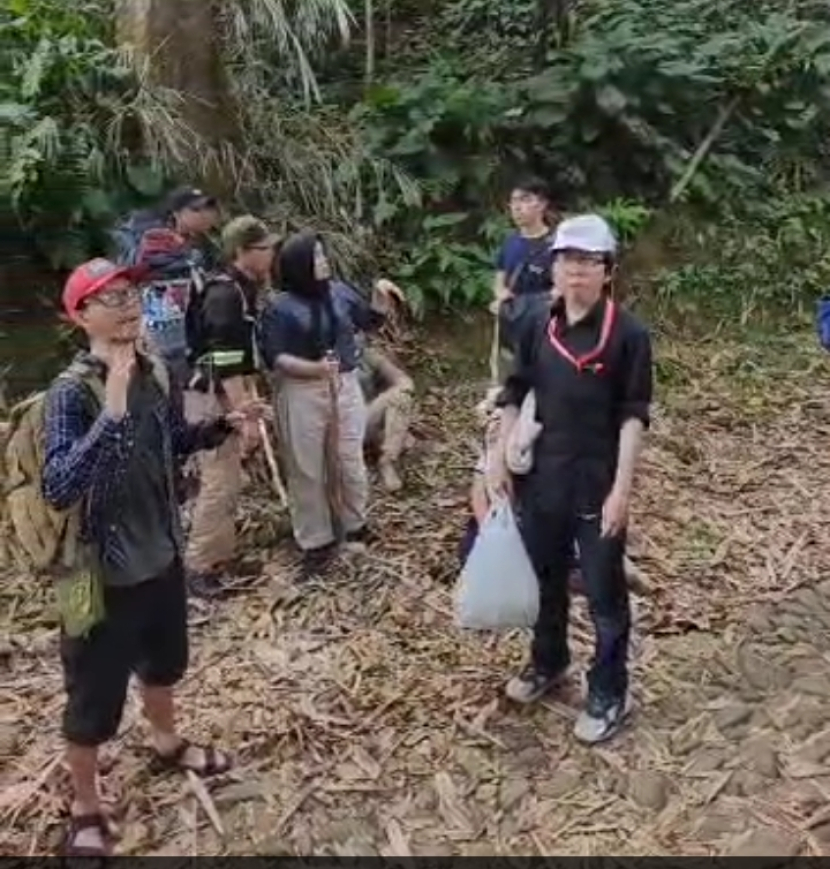 Andi Kim (topi merah) selaku ketua rombongan memberikan pengarahan kepada anggota rombongan yang berangkat ke Baduy.