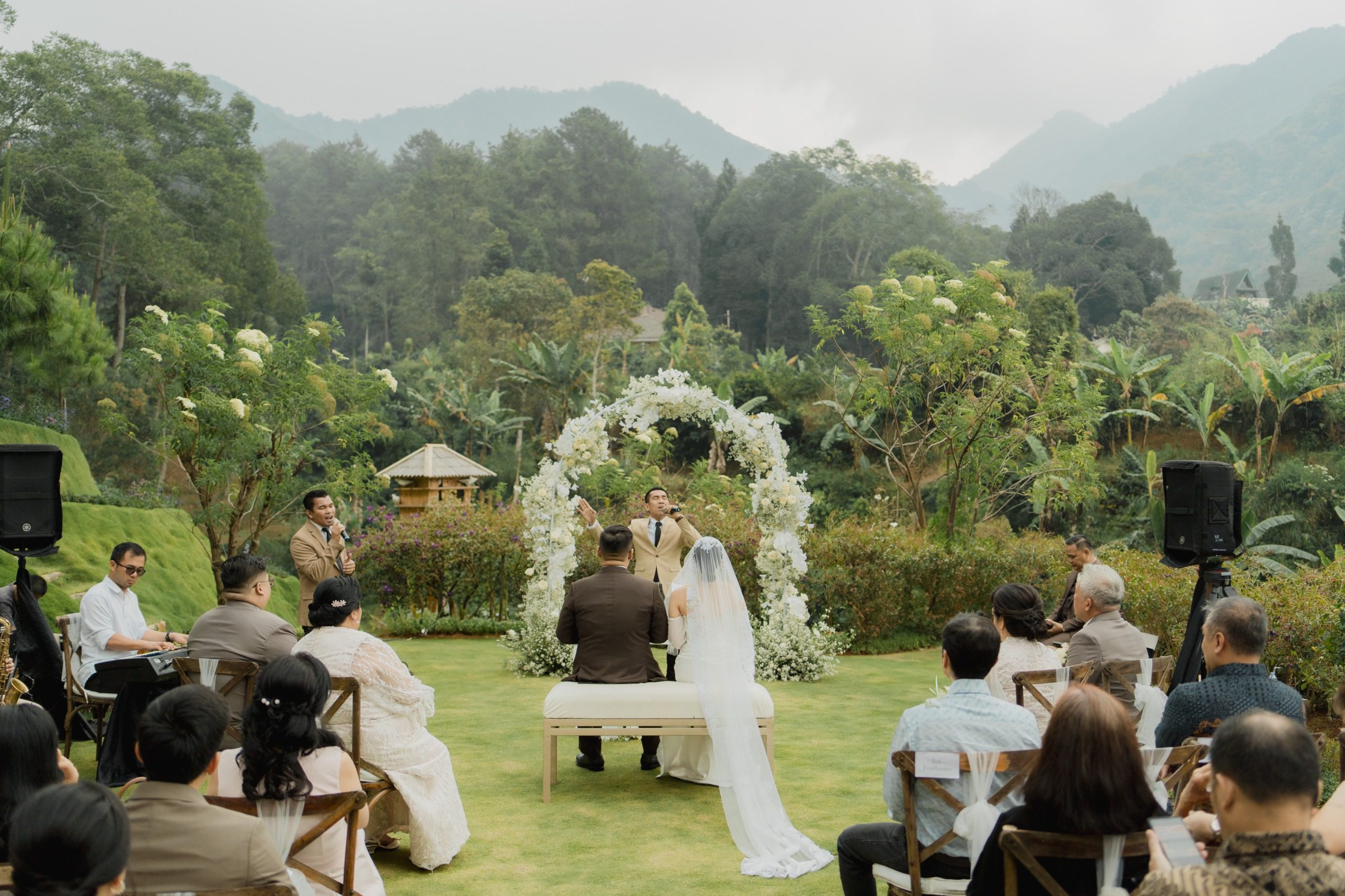 Pesona Pernikahan Outdoor dengan Pemandangan Puncak Pegunungan