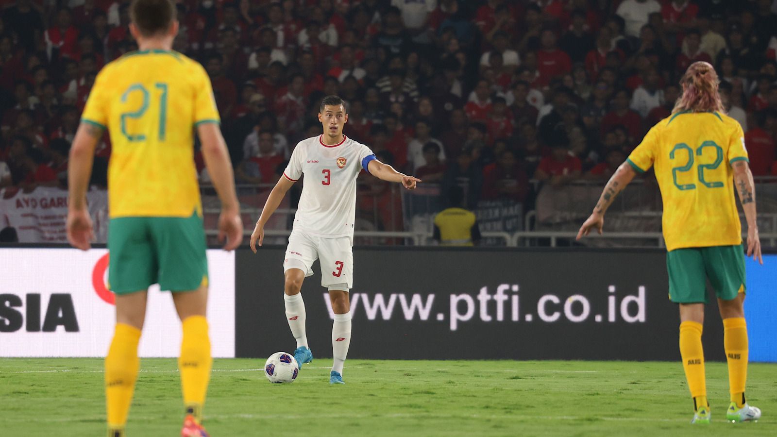 Bek Timnas Indonesia, Jay Idzes, vs Australia. (Mario Sonatha untuk Skor.id)