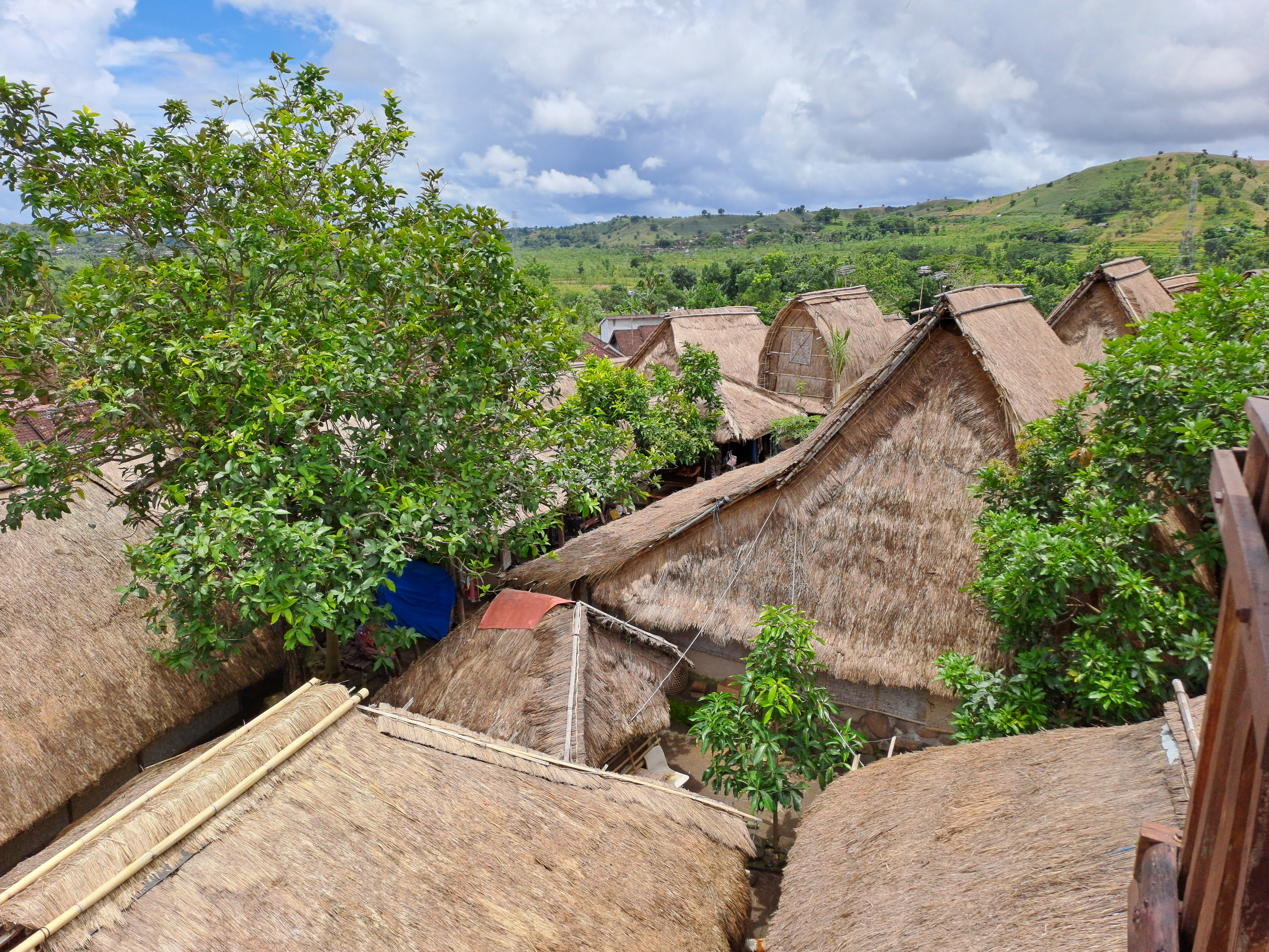 Pemandangan Desa Adat Sade yang tak jauh dari Sirkuit Mandalika. (Thoriq Az Zuhri/Skor.id)