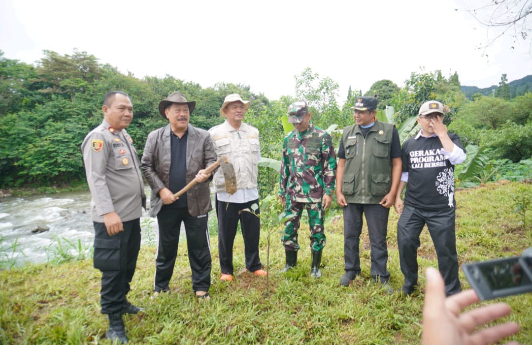 Community Cleanup Revitalizes Ciliwung River