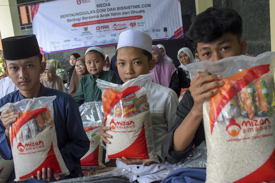 Raker Bisnistime Berbagi Bersama Anak Yatim dan Lansia