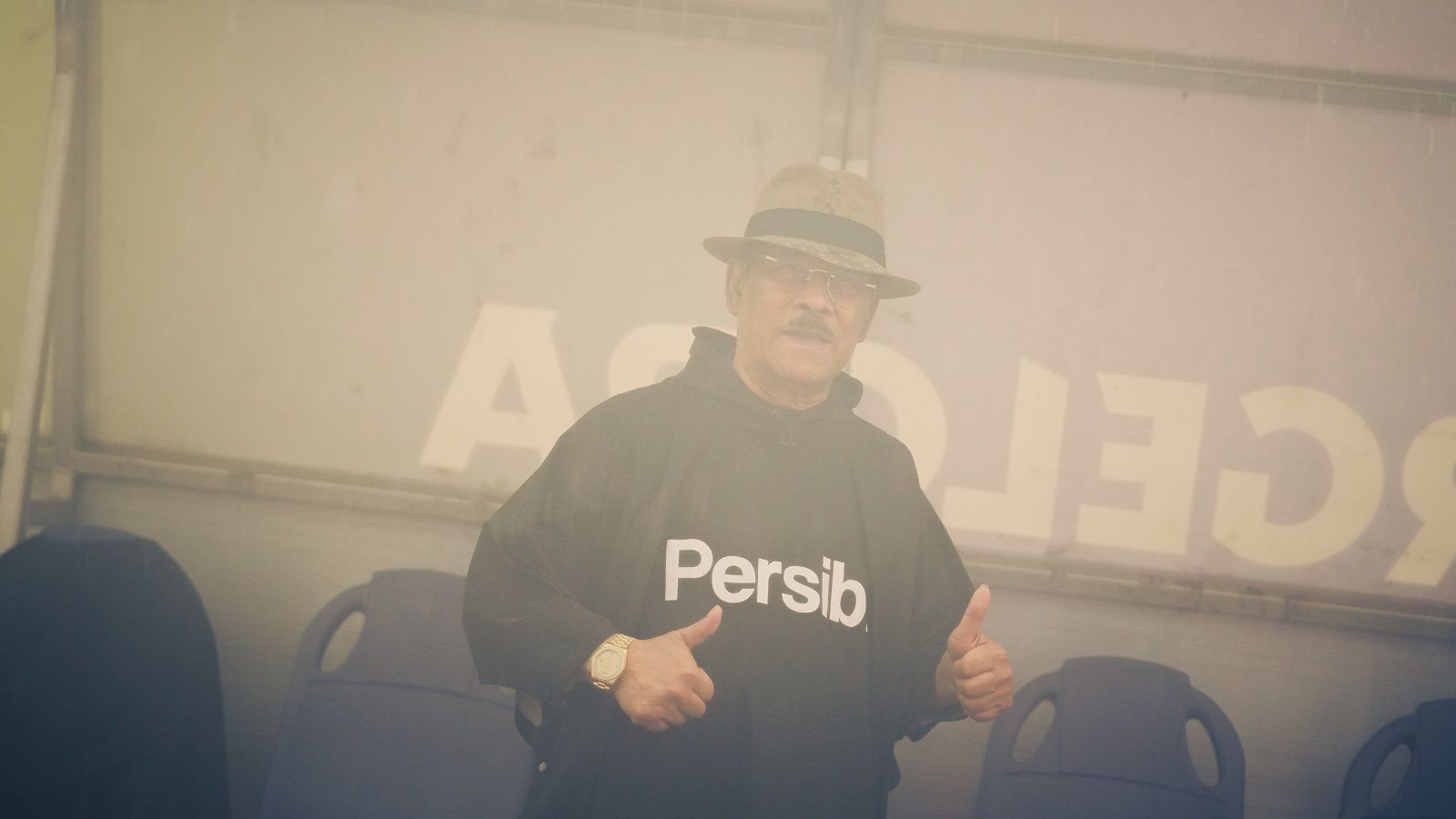 Manajer Persib Bandung, Umuh Muchtar, berpose pada perayaan juara Liga 1 2024-2025 di Stadion Gelora Bandung Lautan Api (GBLA), Bandung, 24 Mei 2025. (Yogie Gandanaya/Skor.id)