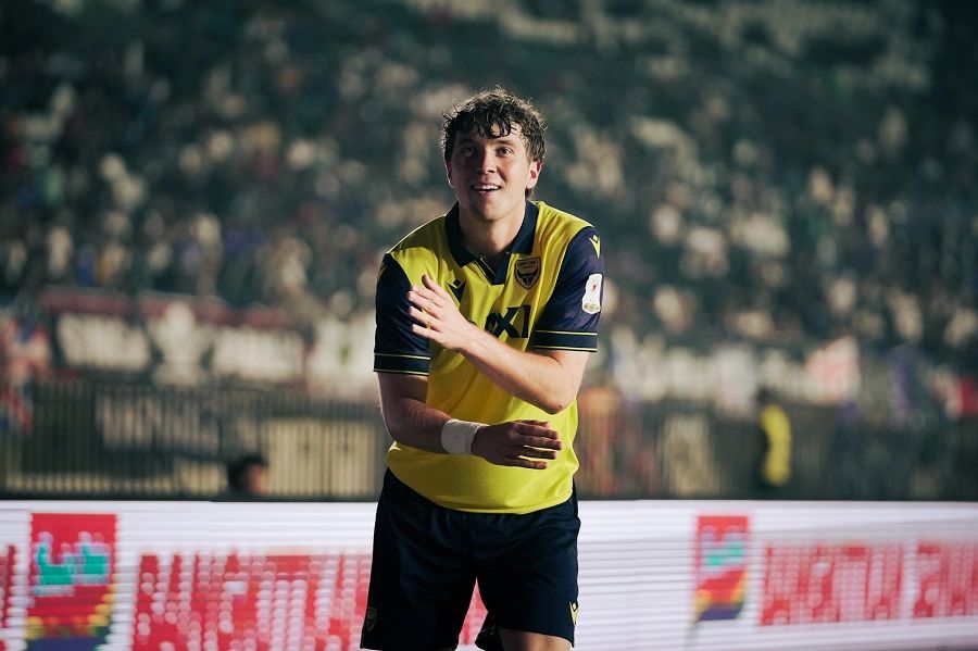 Penyerang Timnas Indonesia, Ole Romeny, merayakan golnya untuk Oxford United ke gawang Arema FC di Stadion Si Jalak Harupat, Bandung, dengan melakukan tarian pacu jalur yang sedang viral, 10 Juli 2025. (Yogie Gandanaya/Skor.id)