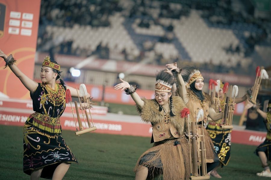 Tarian tradisional yang disertai permainan angklung yang tersaji pada penutupan Piala Presiden 2025 di Stadion Si Jalak Harupat, Bandung, pada 13 Juli 2025. (Yogie Gandanaya/Skor.id)