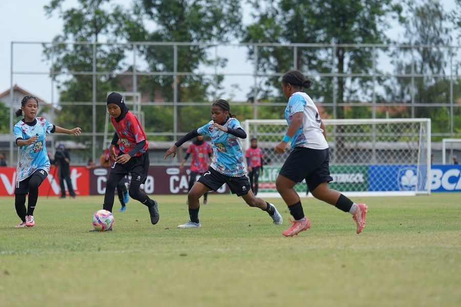 Aksi Ika Wonda, penggawa SD Kristen Manahan di laga final KU 12 Milklife Soccer Challange Solo Seri 1 2025-2026. (Milklife)