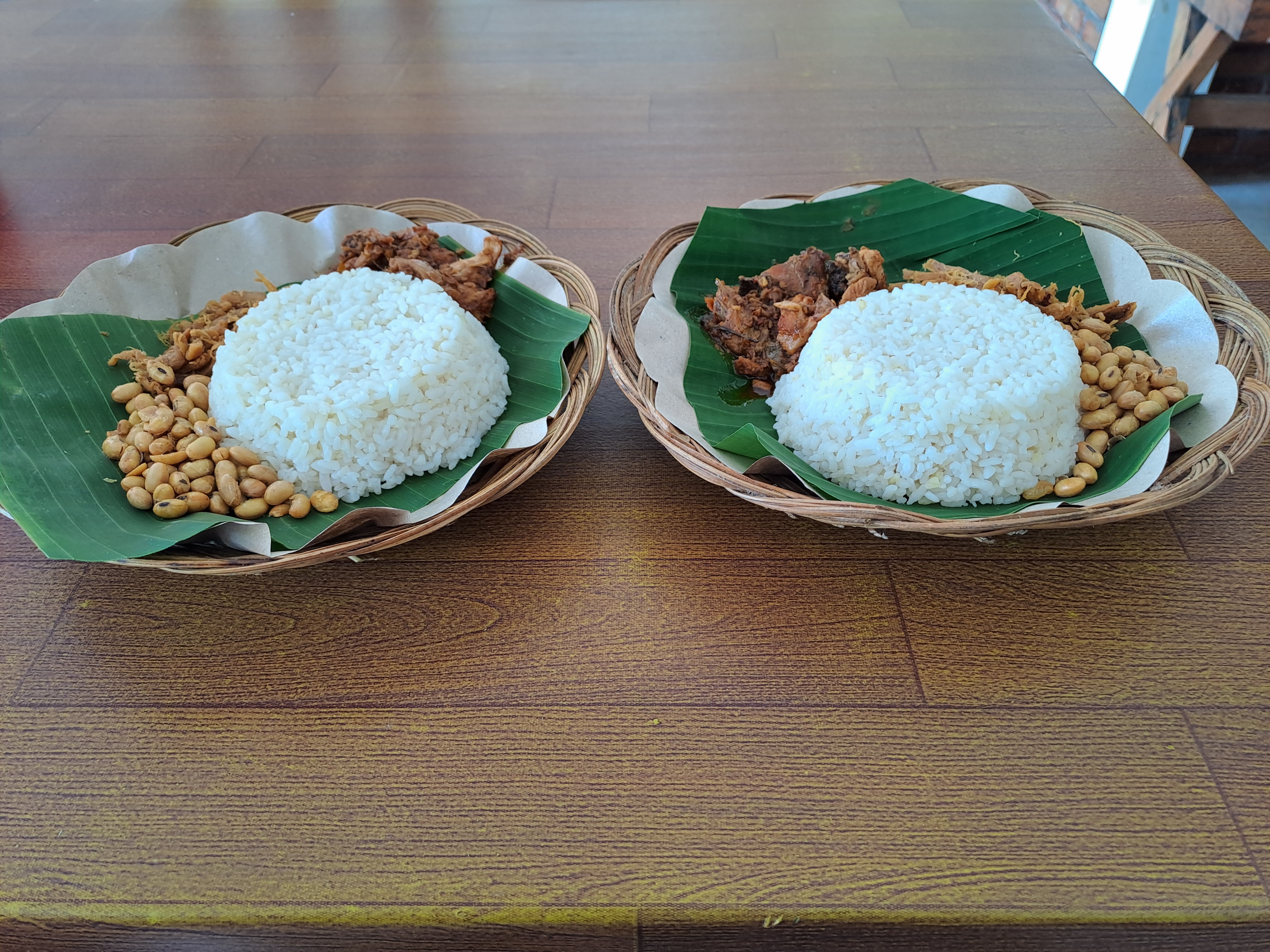 Kuliner khas Lombok yang wajib dicoba saat menonton MotoGP atau WSBK, Nasi Balap Puyung. (Thoriq Az Zuhri/Skor.id)