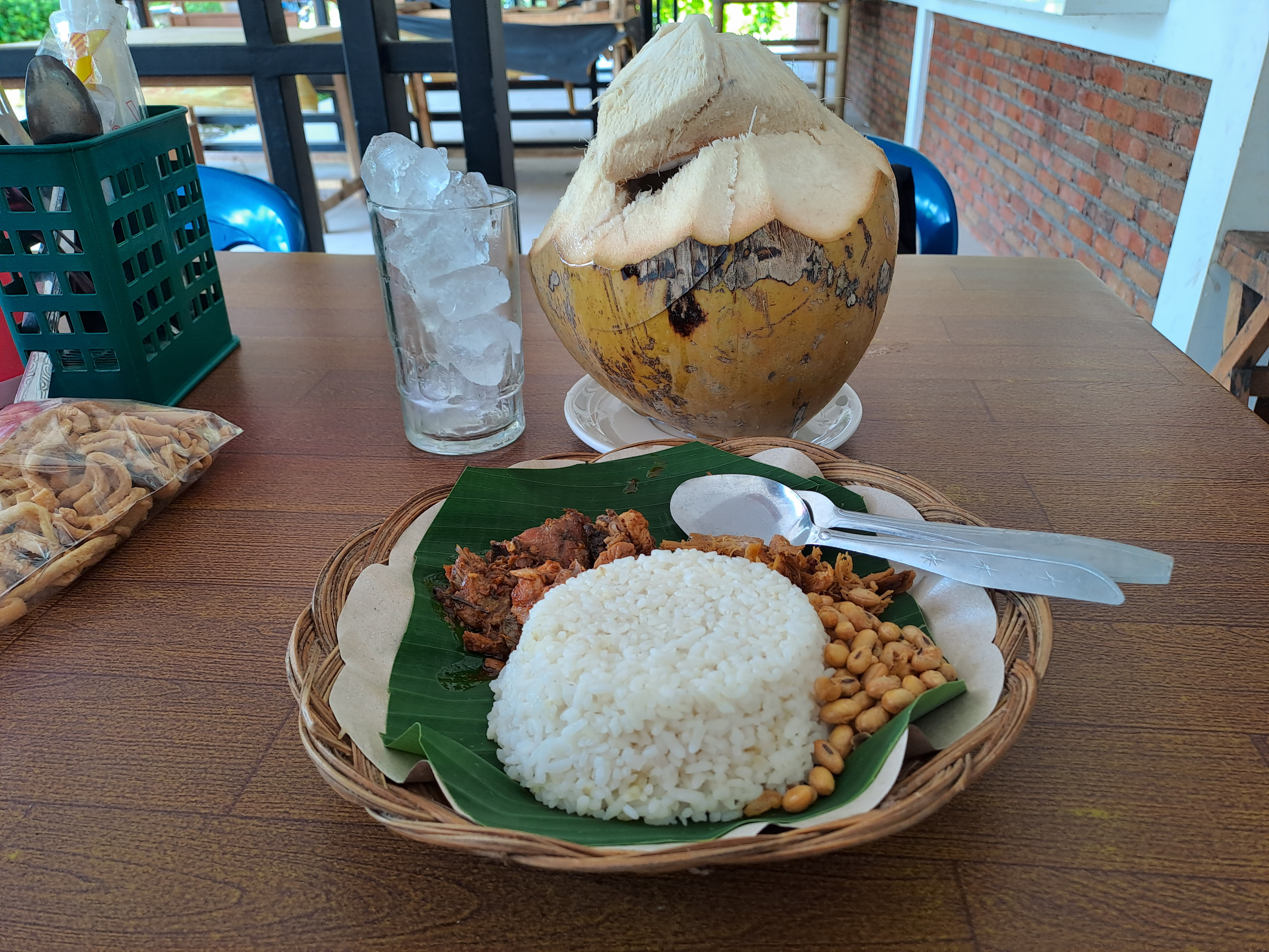 Kuliner khas Lombok yang wajib dicoba saat menonton MotoGP atau WSBK, Nasi Balap Puyung. (Thoriq Az Zuhri/Skor.id)