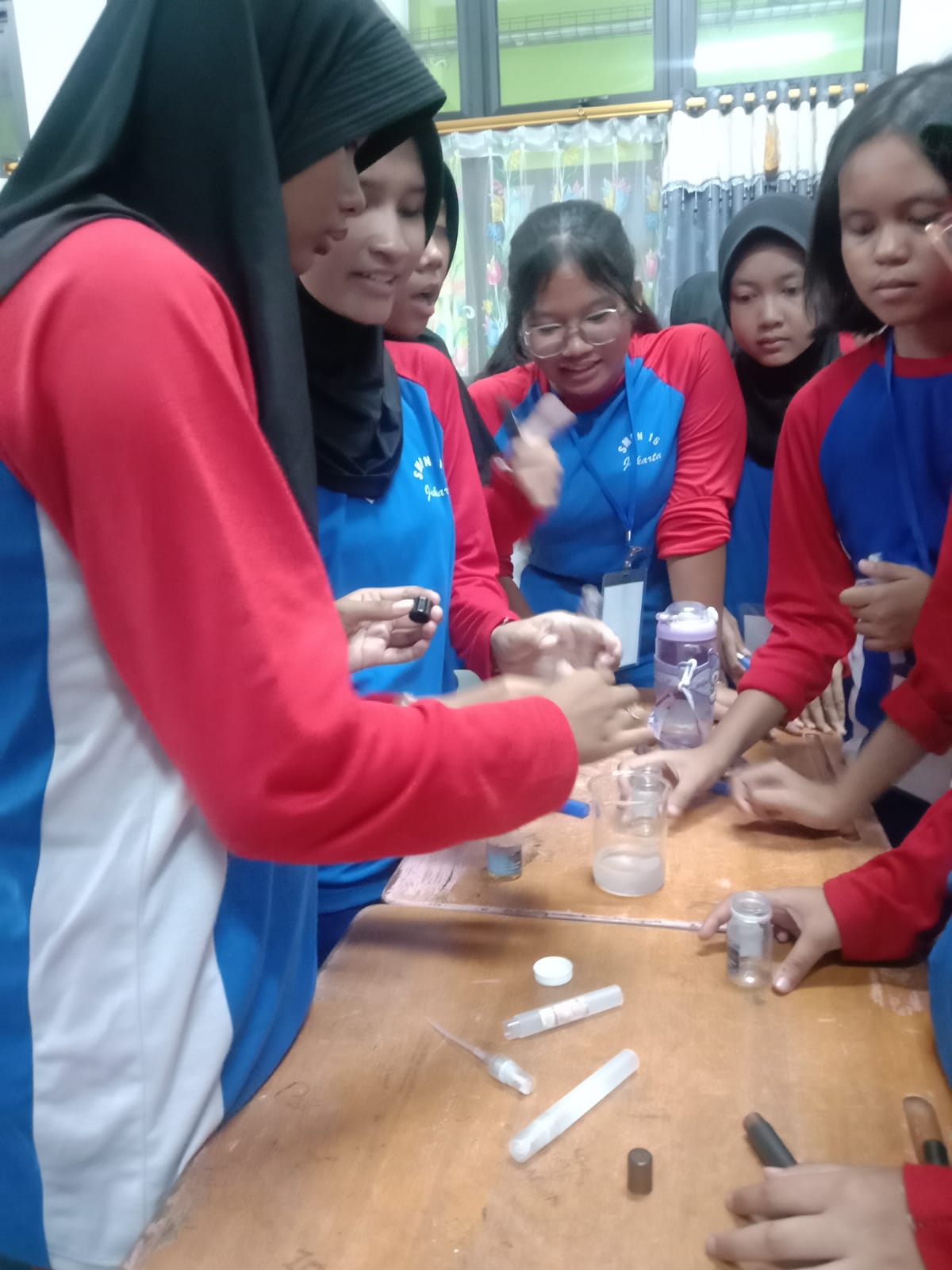 Empowering Entrepreneurship: Unpam Masters Students Hold Perfume-Making Workshop at SMPN 16 Jakarta