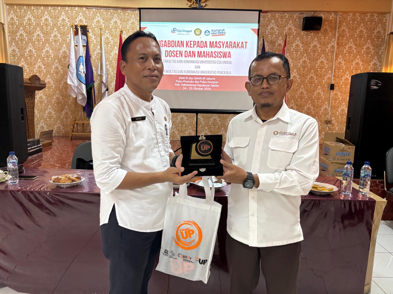 BISNISTIME.COM, JAKARTA -- On October 24-25, 2024, lecturers from the Faculty of Communication Science at University of Pancasila and Esa Unggul University collaborated in a community service program (PKM) held in Kepulauan Seribu, Jakarta. During this two-day event, they offered training titled 