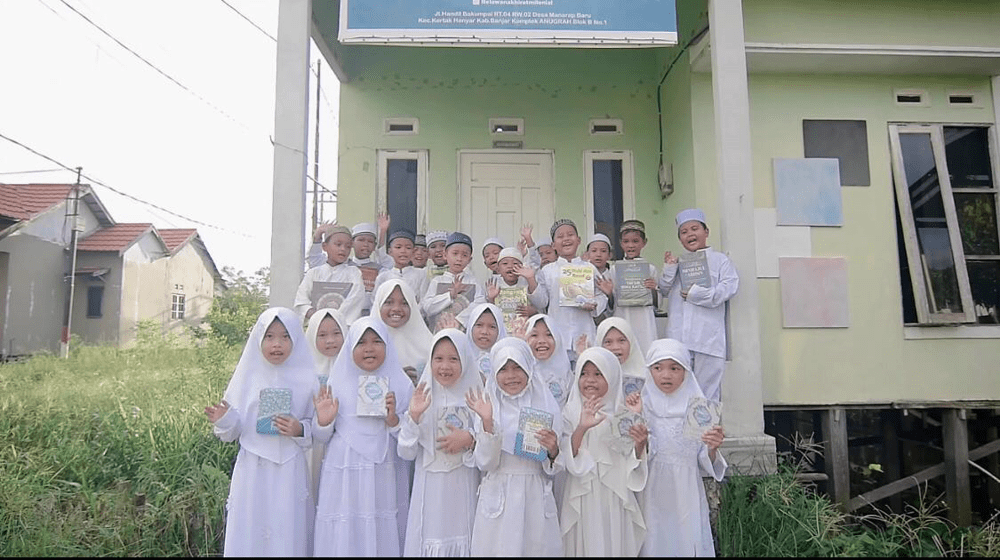 LAZISWAF Pesantren Al Hilal Sukses Salurkan Wakaf Quran Hingga Pelosok Kalimantan Selatan