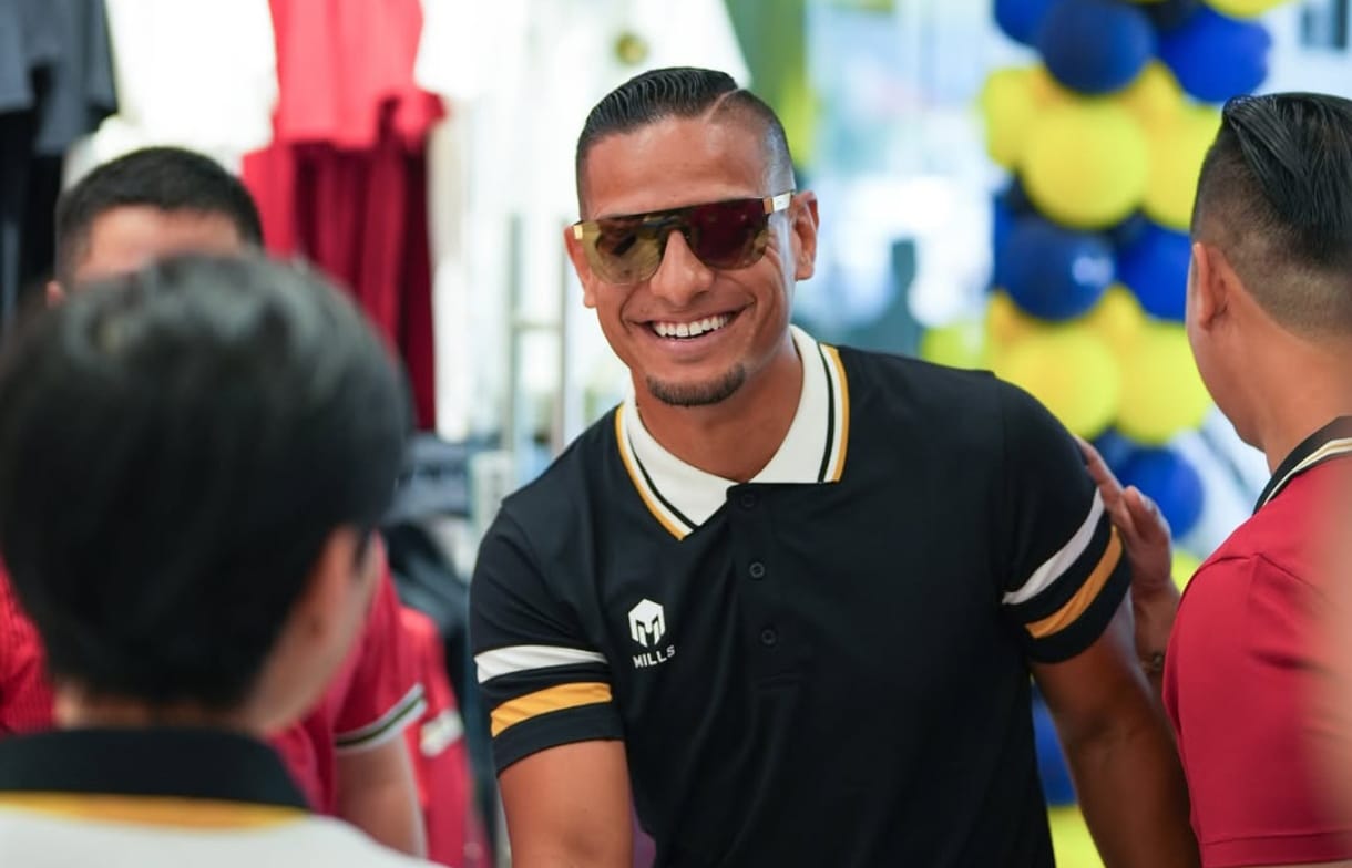 Renan Silva di Peresmian Toko Baru Mills.jpg