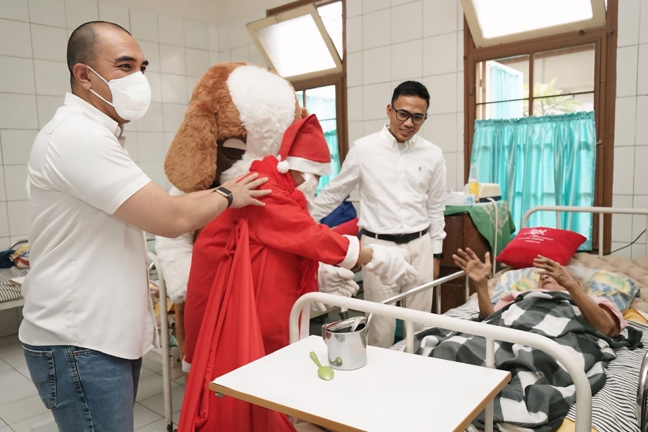 Fills Old Folks Home with Happiness Through Spreading Christmas Cheers