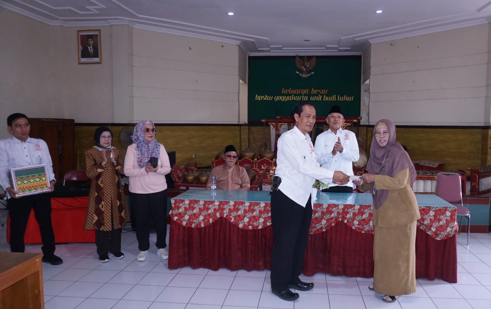 Owner, Managemen dan Karyawan Hotel Royal Darmo Malioboro Kunjungi Panti Tresna Werdha