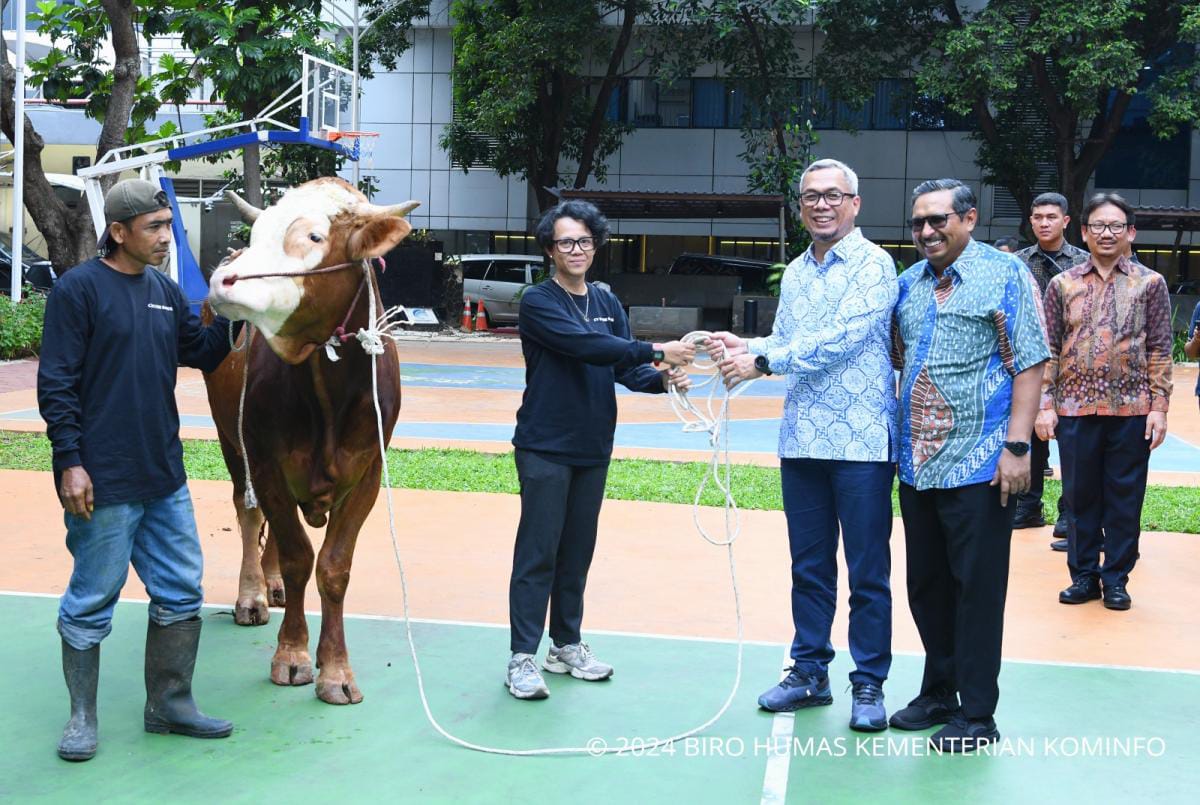 Serahkan Kurban, Menkominfo: Idul Adha Momen Berbagi Kepedulian